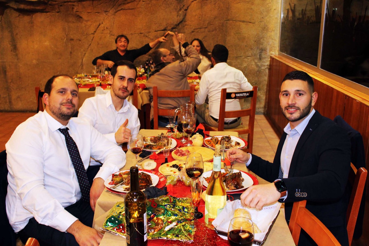 Mesa de amigos durante la cena de fin de año en la Playa de Gandia