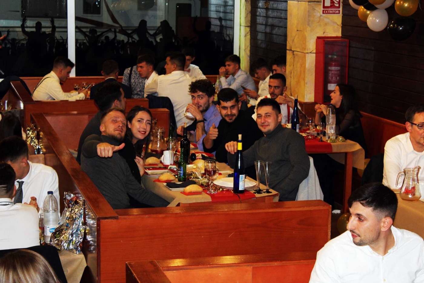 Salón lleno en la Nochevieja de Grupo Vaya Tela